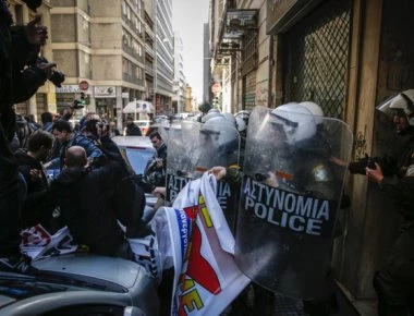 Ένταση σε συμβολαιογραφείο στο κέντρο της Αθήνας με τραυματισμούς (βίντεο)